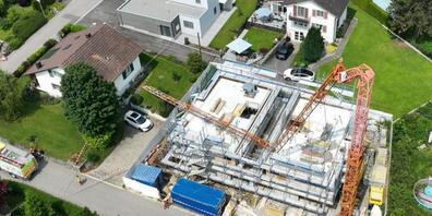 Bei einem Kranunfall am Dienstagmorgen in Rickenbach Sulz entstand grosser Sachschaden.