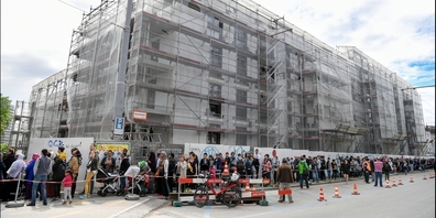 Bei Wohnungsbesichtigungen kommt es in Zürich nicht selten zu grossen Warteschlangen.