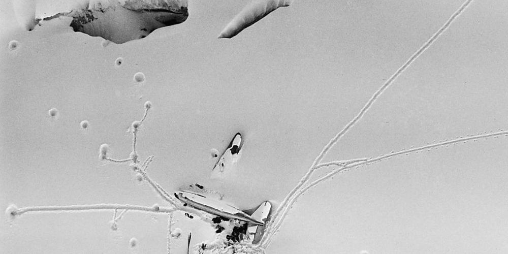 Die abgestürzte Dakota am 23. November 1946 auf dem Gauligletscher: Die grössten Teile des Wracks dürften in den nächsten Jahren wieder an der Oberfläche erscheinen.