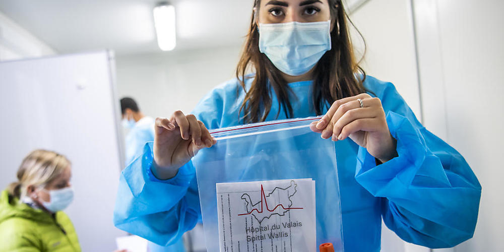 Eine Pflegefachfrau mit einem Corona-Test im Spital von Martigny. (Archivbild)