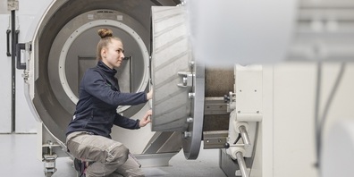 Praktische Ausbildung steht im Mittelpunkt: Die Schulungsteilnehmenden wenden ihr Wissen direkt an den Maschinen unter fachkundiger Anleitung an und bereiten sich so auf Aufgaben in der Praxis vor.