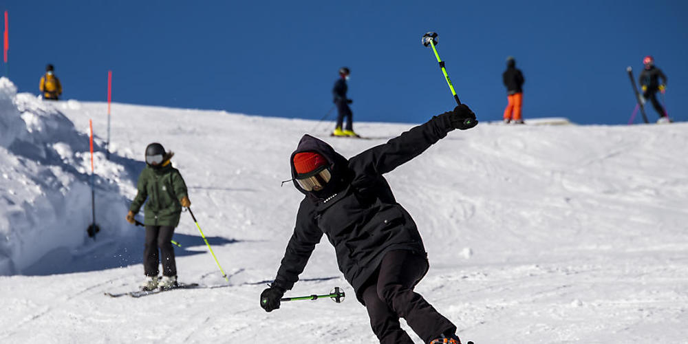 Die Skigebiete in der Schweiz sollen auch im "Corona-Winter" ohne grössere Massnahmen geöffnet bleiben. Das fordert eine bürgerliche Allianz vom Bundesrat. (Archivbild)