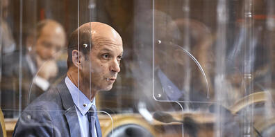 Geschützt hinter Plexiglas-Scheiben hat der Ständerat am Mittwoch das Covid-19-Gesetz besprochen. Er hat ihm im Grundsatz zugestimmt und einige Änderungen angebracht. Über diese muss nun der Nationalrat diskutieren. Im Bild: Der Walliser CVP-Ständ...