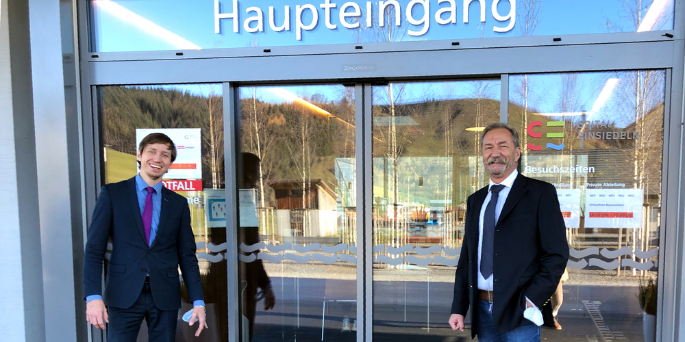 Mit gebührendem Corona-Abstand: Michael Mehner (links), Direktor des Ameos Spitals Einsiedeln, und Eberhard Arnold, Facharzt für Gynäkologie und ab dem 1. Dezember Chefarzt der Frauenklinik in Einsiedeln, freuen sich über die gefundene Lösung.