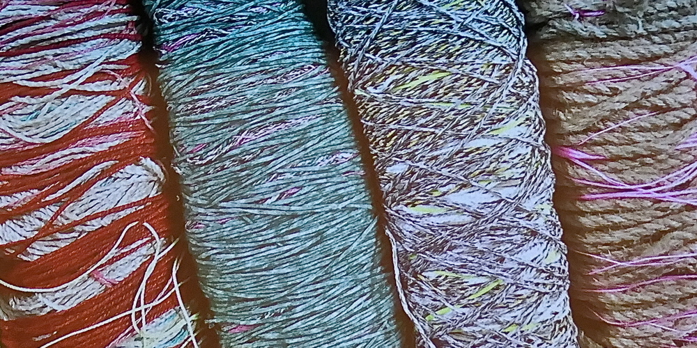 Insgesamt etwa 700 Kilometer Faden wollten die Aktionskünstler Frank und Patrick Riklin kreuz und quer durch Altstätten spannen (Bild: Ulrike Huber)