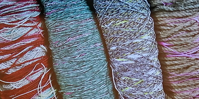 Insgesamt etwa 700 Kilometer Faden wollten die Aktionskünstler Frank und Patrick Riklin kreuz und quer durch Altstätten spannen (Bild: Ulrike Huber)