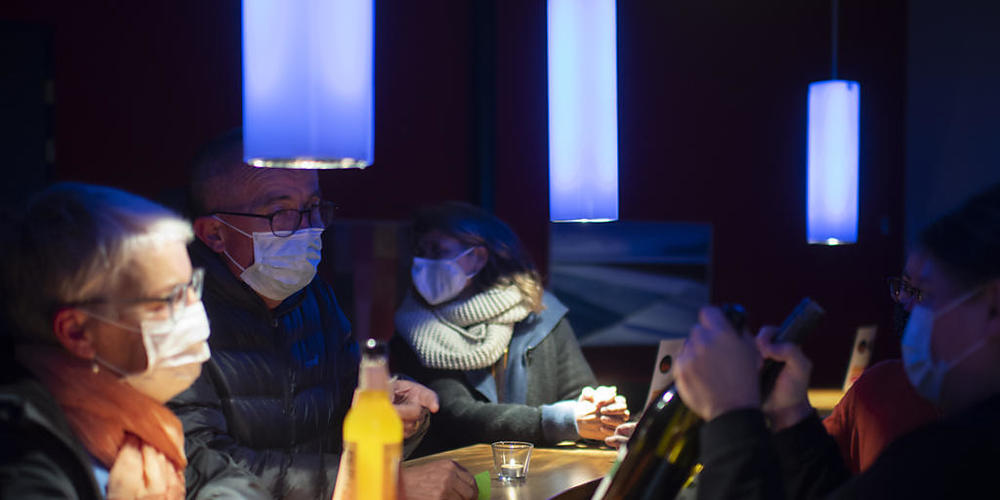 Barbesuch in Coronazeiten: Gäste vor einer Vorstellung des Kabarettisten Markus Schönholzer im Werdenberger Kleintheater "fabriggli" in Buchs SG.