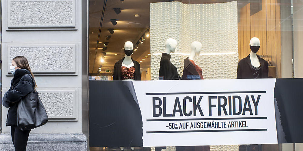 Am Black Friday herrscht Kaufrausch: Die Kunden stürzen sich auf die Angebote. (Archivbild)