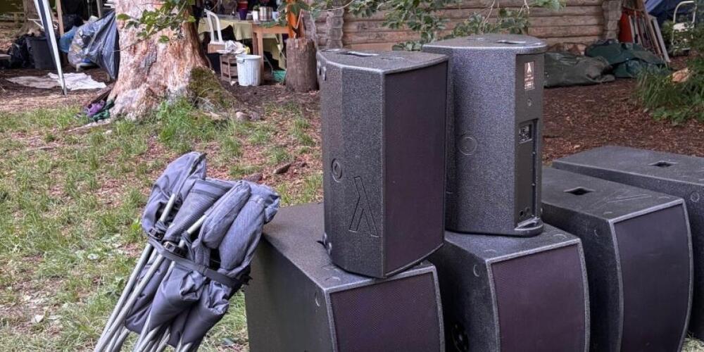 Bei der illegalen Party im Begginger Wald wurden laut Polizei unter anderem mehrere Lautsprecherboxen aufgestellt.