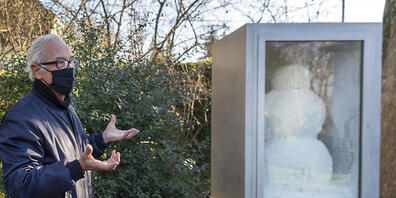 Der Künstler Peter Fischli vor der Skulptur Snowman, die er 1990 mit seinem 2012 verstorbenen Partner David Weiss entwickelt hat.