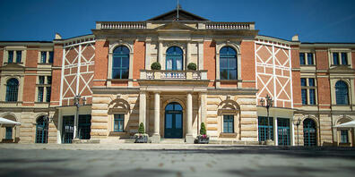 ARCHIV - Das Richard-Wagner-Festspielhaus in Bayreuth. (zu dpa «Bund gibt rund 85 Millionen für Bayreuther Festspielhaus?») Foto: Daniel Karmann/dpa