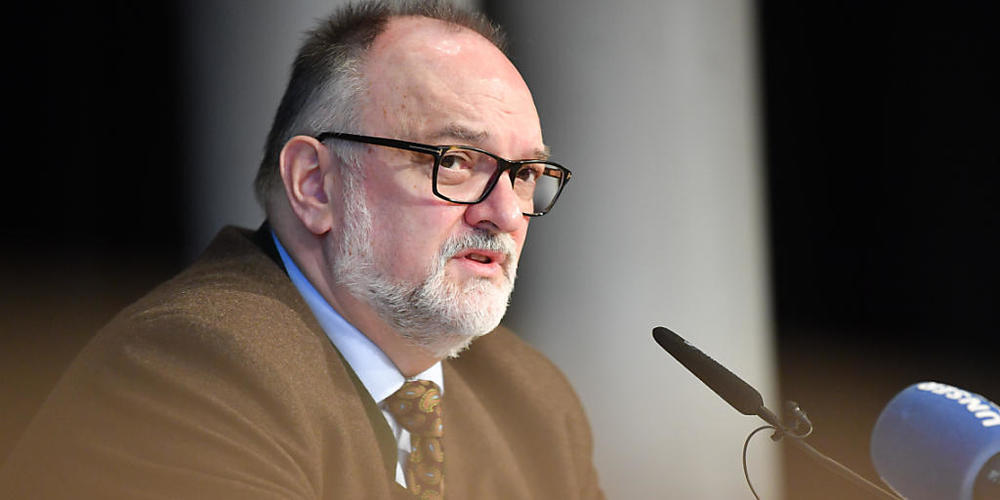 Jürgen Dupper (SPD), Oberbürgermeister von Passau, informiert auf einer Pressekonferenz über neue Auflagen der Stadt zur Coronaeindämmung. Foto: Lino Mirgeler/dpa