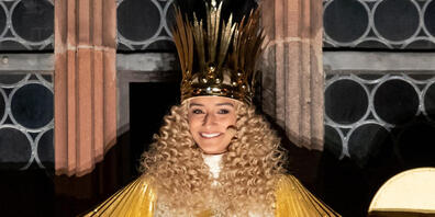 ARCHIV - Mit dem feierlichen Prolog eröffnet das Nürnberger Christkind, Benigna Munsi, auf der Empore der Frauenkirche offiziell den Nürnberger Christkindlesmarkt 2019. (zu dpa «Kinder erreichen Nürnberger Christkind per Telefon») Foto: Daniel Kar...