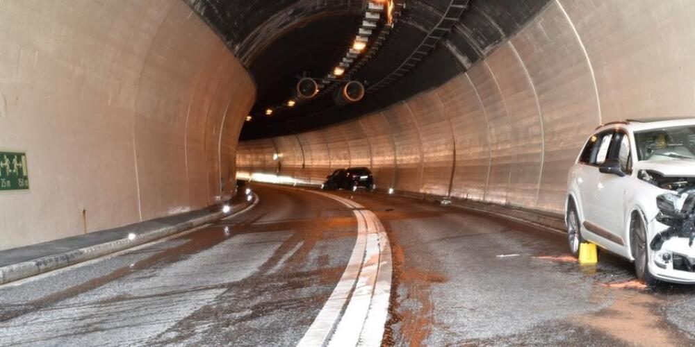 Im Bärenburgtunnel in Andeer GR kollidierten zwei Autos frontal.
