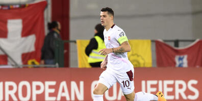 Die UEFA plant vor dem Hintergrund der Corona-Pandemie für die Fussball-Europameisterschaft 2021 mit vier Szenarien. Im Bild der Schweizer Captain Granit Xhaka. (Archivbild)