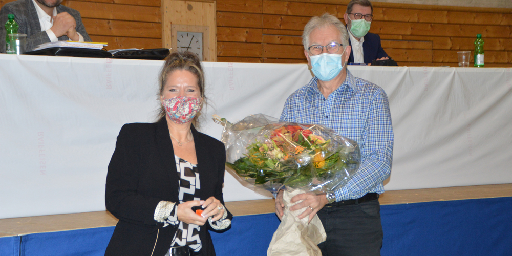 Säckelmeisterin Sandra Fleischmann überbrachte Gemeindekassier Hanspeter De Martin die besten Wünsche und einen Blumenstrauss zur bevorstehenden Pensionierung.  (Bild: Silvia Gisler)