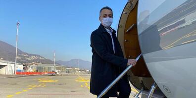 Aussenminister Ignazio Cassis steigt am Samstag in Agno TI ins Flugzeug für seine fünftägige Reise in den Nahen Osten und die Vereinigten Arabischen Emirate.