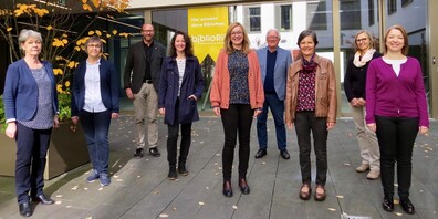 Das Team von BiblioRii: v.l. Brunhild Hartmeyer, Alexandra Graber, Daniel Schelling, Tabea Gamper, Sandra Mäder, Hanspeter Enderli, Sandra Tanner, Ursula Neurauter, Manuela Schöbi. Auf dem Foto fehlen Ralph Good, Roland Züger und Patricia Lang (Bild: zVg)