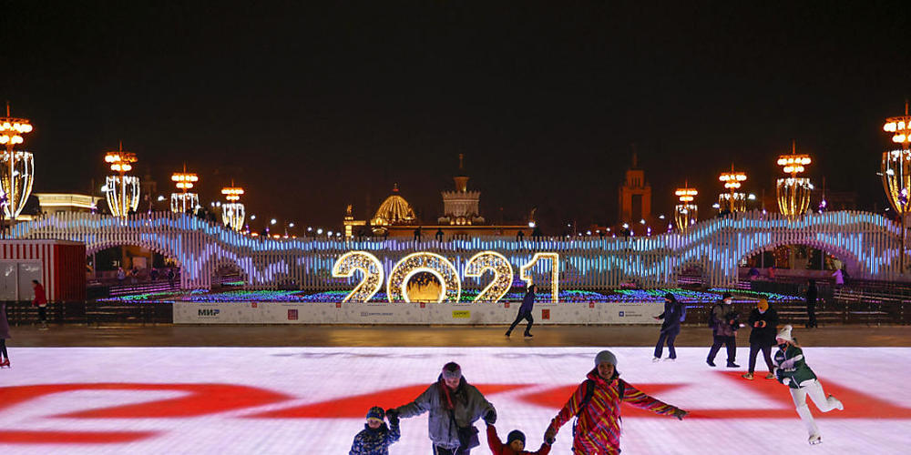 Diese Schlittschuhbahn in Moskau misst ingesamt mehr als 20 000 Quadratmeter. Foto: Alexander Zemlianichenko/AP/dpa