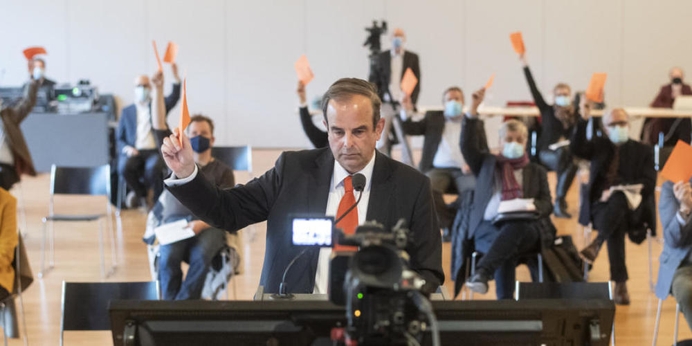 Parteipräsident Gerhard Pfister und Anwesende stimmen an der Delegiertenversammlung am Samstag in Unterägeri ab.