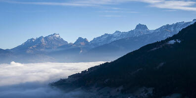 "Nebelmeer" am Mittwoch bei Troistorrents im Kanton Wallis. (Archivbild)