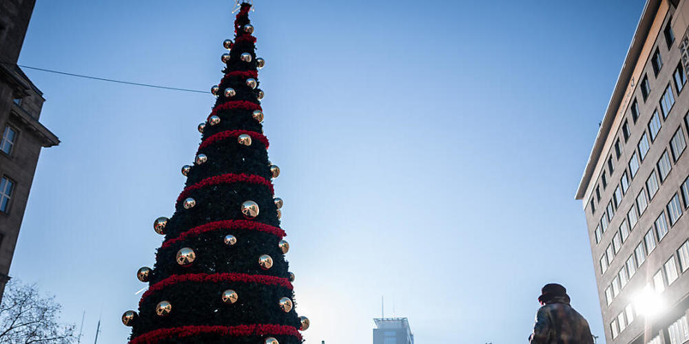 In Deutschland sollen an Weihnachten bis zu zehn Personen zusammen feiern dürfen, plus Kinder. Foto: Fabian Strauch/dpa