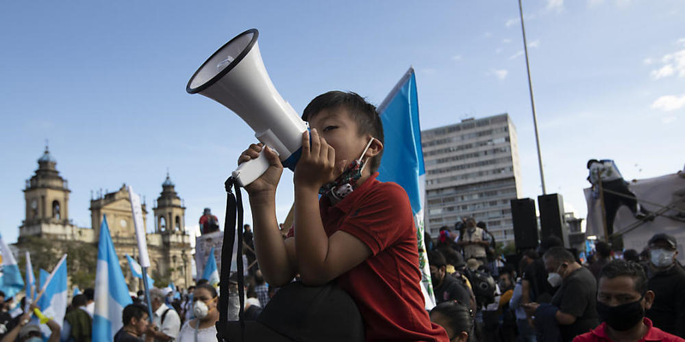 Demonstranten in Guatemala-Stadt fordern den Rücktritt von Präsident Alejandro Giammattei. Foto: Moises Castillo/AP/dpa
