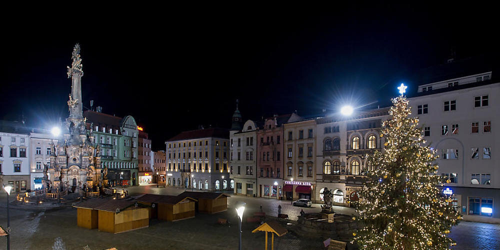 Ein Weihnachtsbaum im Zentrum von Olmütz. Foto: Ludìk Peøina/CTK/dpa