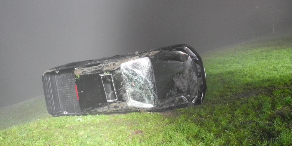 Bei einem Selbstunfall in Küssnacht wurden zwei Personen verletzt (Kantonspolizei Schwyz)