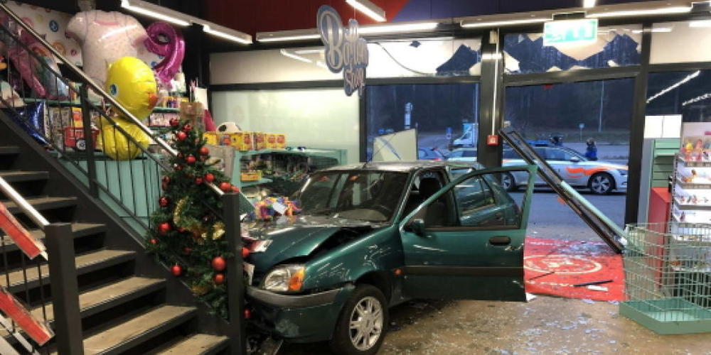 Die Fahrt des jungen Mannes endete in einem Laden.