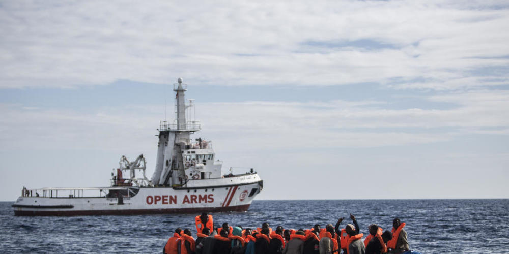 ARCHIV - Flüchtlinge die auf einem Schlauchboot im Mittelmeer treiben, freuen sich über die Ankunft eines Schiffes der spanischen Nichtregierungsorganisation "Pro Activa Open Arms". Foto: Javier Fergo/AP/dpa