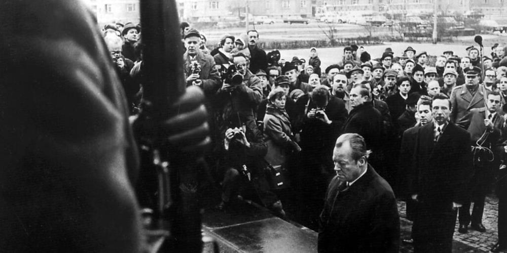 ARCHIV - Bundeskanzler Willy Brandt kniet am 7. Dezember 1970 vor dem Mahnmal im einstigen jüdischen Ghetto in Warschau. Foto: dpa