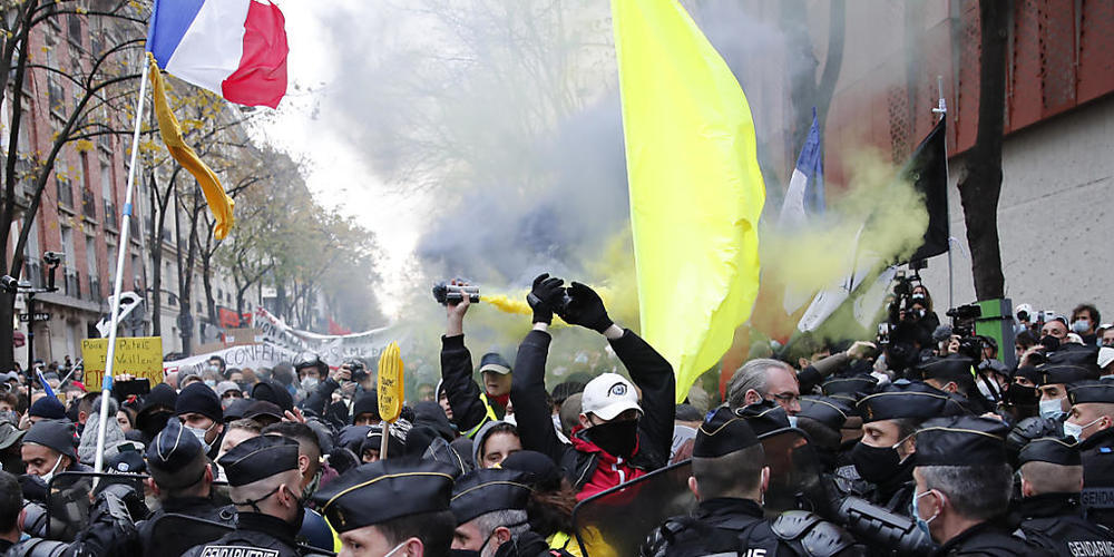 Polizisten blockieren Demonstranten bei einem Protest gegen Polizeigewalt und Rassismus. Der Protest bezieht sich auf Aufnahmen eines Vorfalls im vergangenen Monat, bei dem Polizisten einen Schwarzen geschlagen haben sollen. Foto: Francois Mori/AP...