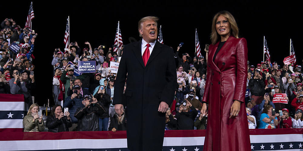 US-Präsident Donald Trump und First Lady Melania Trump nehmen an einer Kundgebung für die Wiederwahl der beiden republikanischen Senatoren D. Perdue und K. Loeffler in Georgia teil. Foto: Evan Vucci/AP/dpa