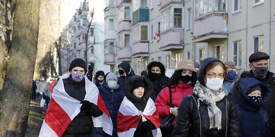 Bürger von Minsk bilden in ihrem Wohnviertel einen Demonstrationszug gegen das Regime von Machthaber Alexander Lukaschenko. Foto: Uncredited/AP/dpa