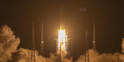 ARCHIV - Eine Rakete vom Typ «Langer Marsch 5» startet auf der Startrampe des Wenchang Space Launch Center. Foto: Mark Schiefelbein/AP/dpa