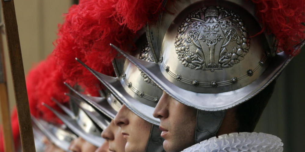 Bei der päpstlichen Schweizergarde sind am Sonntag im Zuge einer 2018 angelaufenen Reform der Garde 18 neue Kader befördert worden. (Archivbild)