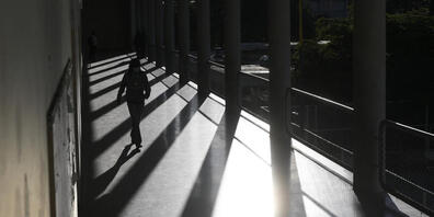 Eine Frau verlässt ein Wahllokal in Caracas, nachdem sie ihre Wahlstimme abgegeben hat. Bei der Parlamentswahl werden 277 Abgeordnete gewählt, wo die Opposition seit 2015 eine Mehrheit hatte. Foto: Matias Delacroix/AP/dpa