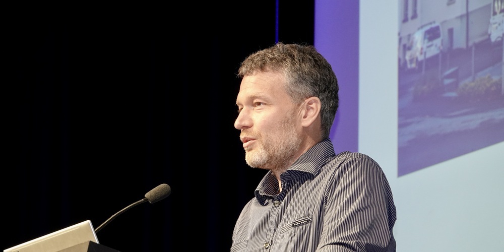 Die Nichtwiederwahlversicherung läuft bei ihm unfreiwillig weiter: Stadtrat Luca Eberle während der Bürgerversammlung von Juni 2025. (Archivbild)