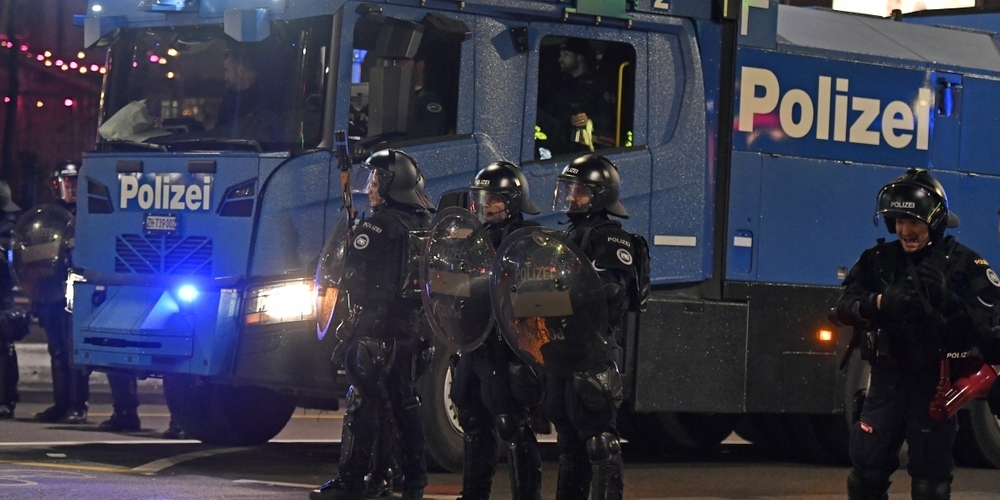 Die Polizei schritt am Donnerstagabend mit schwerem Gerät ein.