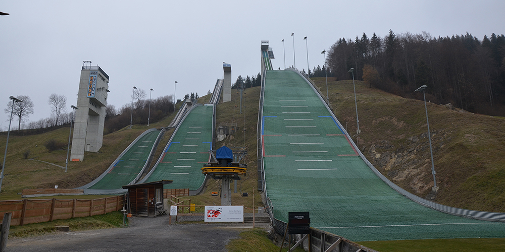 Es geht um die Zukunft der Schweizer Skispringer: Die Anlaufspuren der Einsiedler Schanzen sind sanierungsbedürftig. Mittels Crowdfundings kamen 55 000 Franken zusammen, was nur für die Schanze mit Hillsize 50 (links) reicht. Insgesamt werden 800 000 Franken benötigt. (Bild: Patrizia Baumgartner)