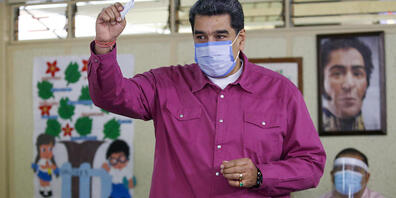 Nicolas Maduro, Präsident von Venezuela, gibt in einem Wahllokal seine Stimme ab. Foto: Ariana Cubillos/AP/dpa