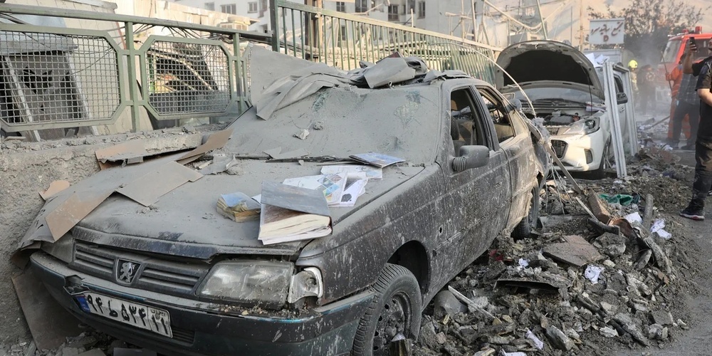 Unzählige Autos wurden bei den israelischen Angriffen vom 13. Juni in Teheran schwer beschädigt.