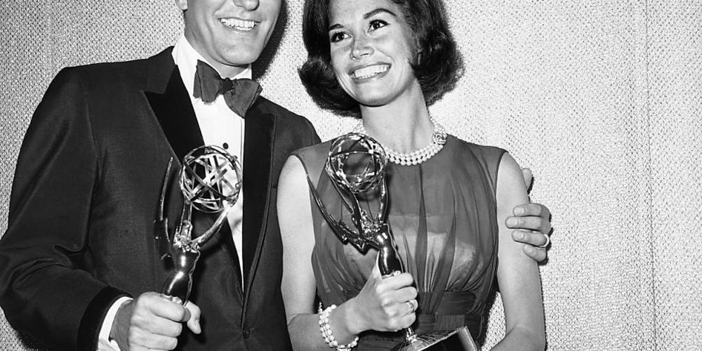ARCHIV - Nicht nur in der Schornsteinfeger-Rolle erfolgreich: US-Schauspieler Richard Wayne "Dick" Van Dyke freut sich zusammen mit  Kollegin Mary Tyler Moor über ihre Emmys für die "The Dick Van Dyke Show". Foto: --/AP/dpa