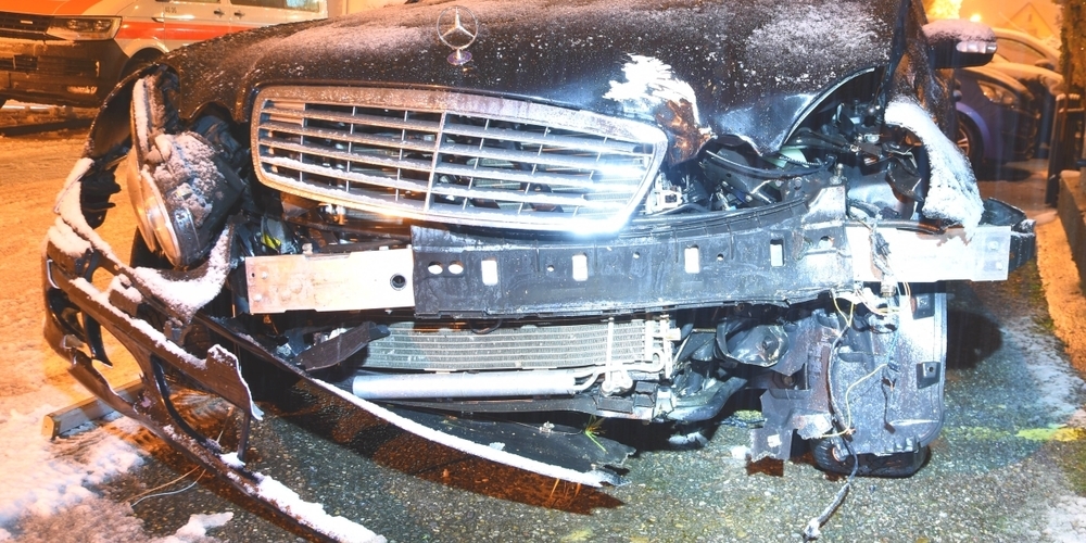 Am Auto entstand Sachschaden von rund 6'000 Franken. Zudem musste der Fahrer den Führerausweis abgeben.