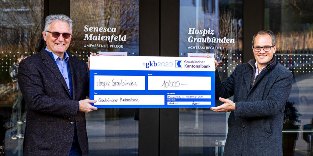 Das Geld aus der GKB-Adventsaktion soll direkt den Bewohnerinnen und Bewohner zu Gute kommen. Urs Hardegger, Leiter des Hospiz Graubünden und Armin Mathis, Leiter Private-Banking der Region Landquart.