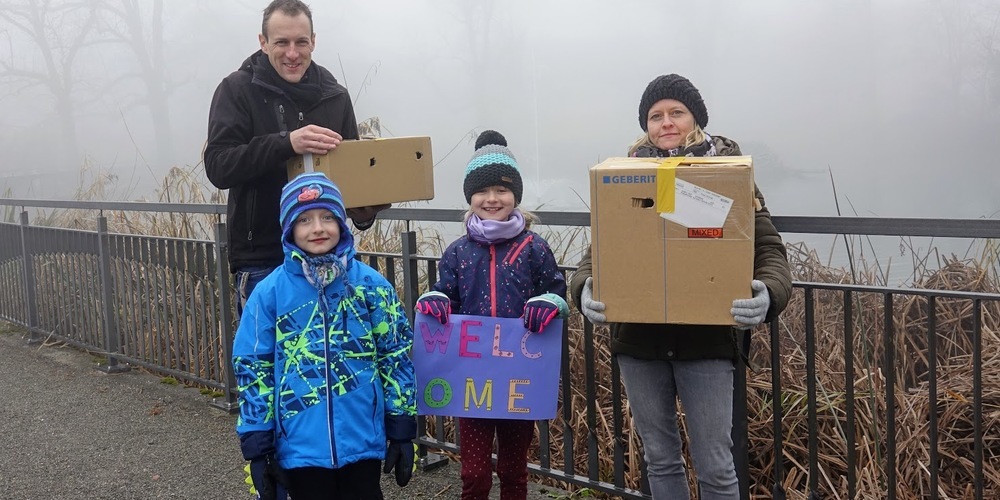 Emma und Leo durften mit ihren Eltern, Anna und Ruedi Christen die neuen Bewohner beim Züchter in St. Gallenkappel abholen.