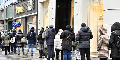 Kunden stehen vor einem Geschäft in Wien in einer Schlange. Nach fast drei Wochen Corona-Lockdown dürfen in Österreich Geschäfte, Einkaufszentren, Friseure und andere Dienstleister unter strengen Auflagen wieder öffnen. Foto: Hans Punz/APA/dpa