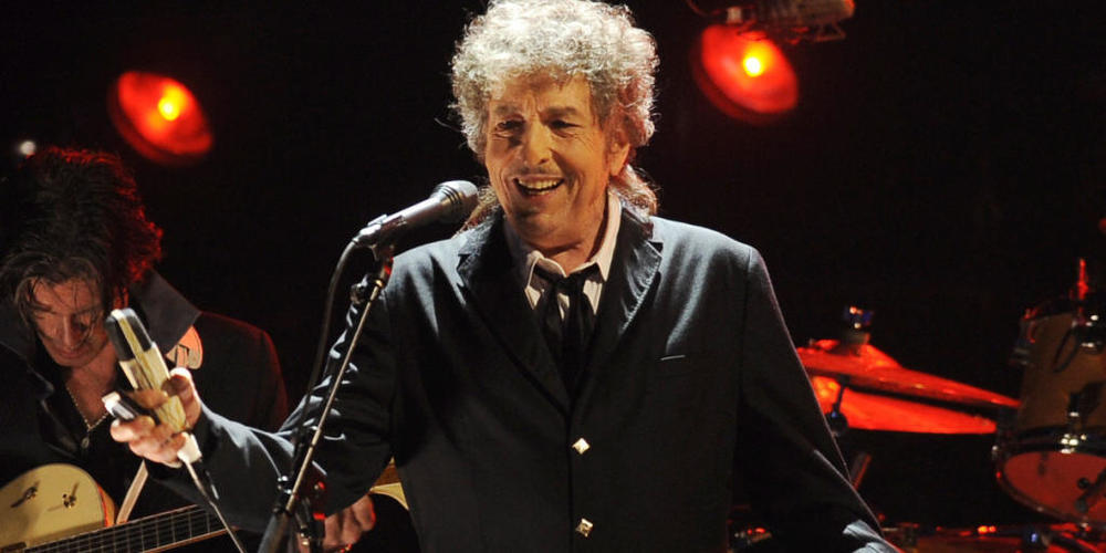 ARCHIV - Bob Dylan, US-amerikanischer Musiker, während eines Auftritts. Der Folk-Rock-Pionier hat die Verlagsrechte an allen seinen Songs an den Musikkonzern Universal Music verkauft. Foto: Chris Pizzello/AP/dpa