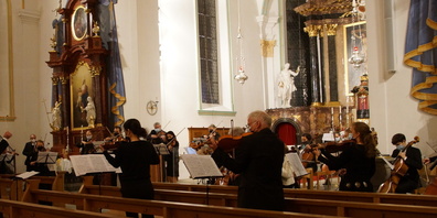 Beeindruckendes Konzert und ungewohnter Anblick: Stehende und maskentragende Streicher spielten ind der Altendörfler Pfarrkirche. (Bild: Paul A. Good)